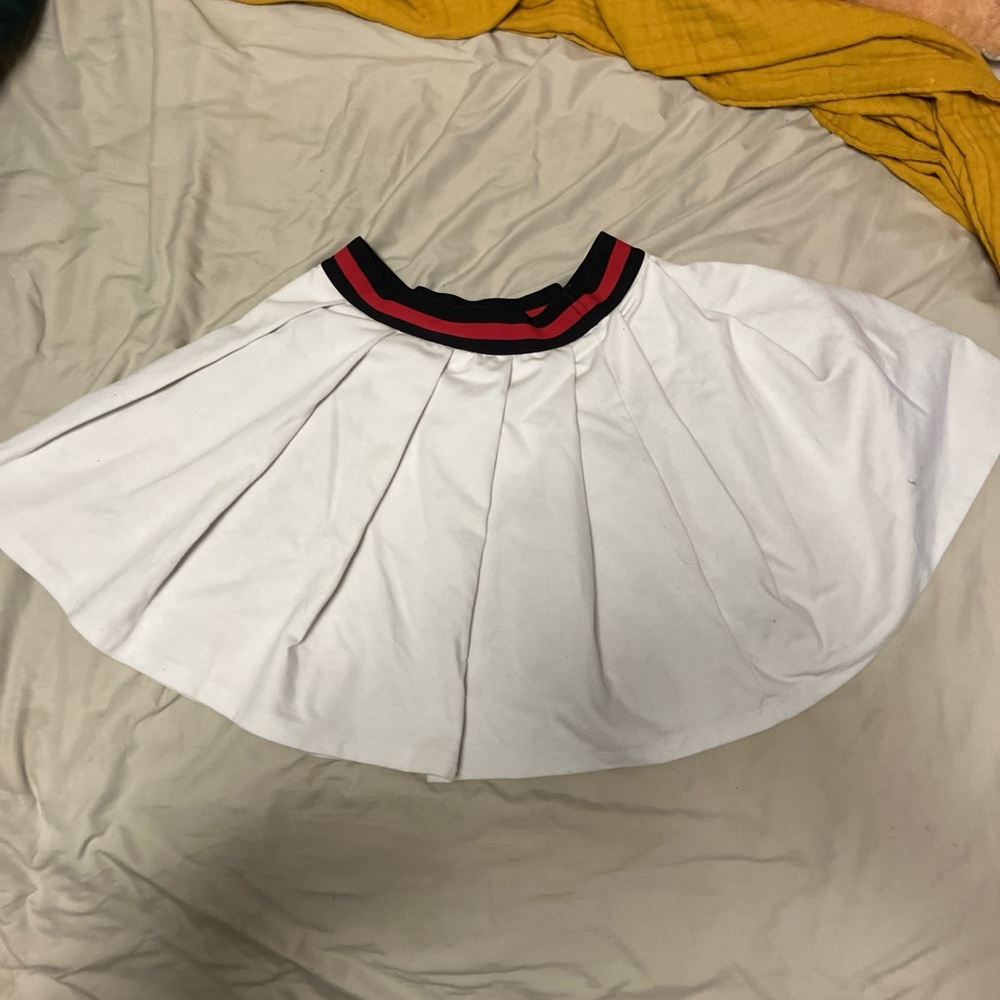 Mini white skirt with red and black waistband #miniskirt #skirt #white #red